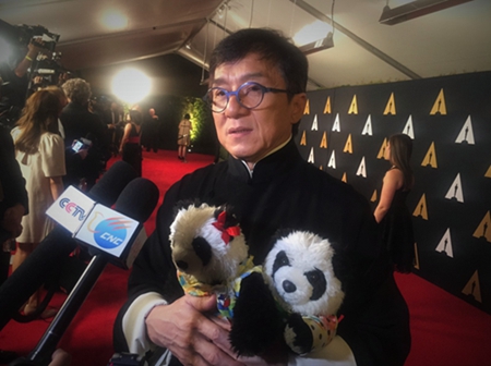 中国功夫巨星成龙获颁奥斯卡年度终身成就奖(图1) 中国功夫巨星成龙获颁奥斯卡年度终身成就奖(图1)