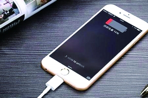 苹果陷“自动关机门” 态度推诿果粉“心凉”(图2) 苹果陷“自动关机门” 态度推诿果粉“心凉”(图2)