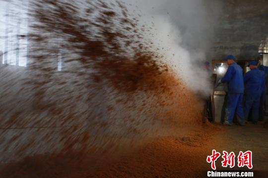 传统工艺“加持”现代化标准:让酒香飘出锡林郭勒草原(图1) 传统工艺“加持”现代化标准:让酒香飘出锡林郭勒草原(图1)