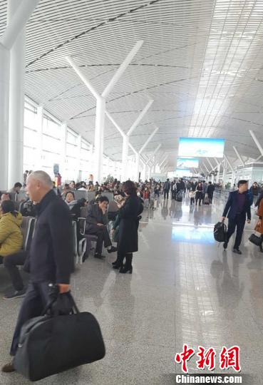因航班延误,正在南昌昌北机场候机的乘客。 边海龙 摄 雾“闯”江西致境内十余条高速封闭部分航班延误(图2)