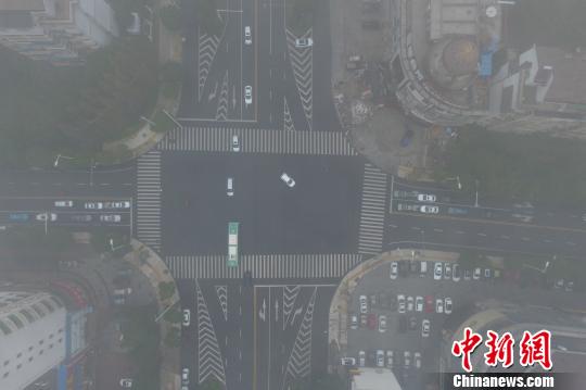 11月18日,江西省会南昌市遭遇浓雾笼罩,雾气中的高楼建筑若隐若现。 刘占昆 摄 雾“闯”江西致境内十余条高速封闭部分航班延误(图3)