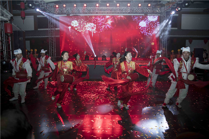 延安安塞孟氏后裔自发组成的安塞腰鼓队,为大会成立助兴表演。.jpg “寻根溯源,情暖古都”陕西孟子思想研究会暨孟氏宗亲联谊会在西安成立(图9)