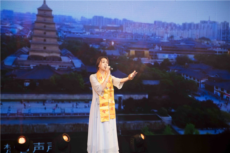 歌手魏菲儿倾情歌唱.jpg “寻根溯源,情暖古都”陕西孟子思想研究会暨孟氏宗亲联谊会在西安成立(图14)