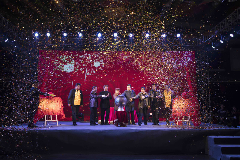 社会各界人士为大会揭牌.jpg “寻根溯源,情暖古都”陕西孟子思想研究会暨孟氏宗亲联谊会在西安成立(图8)