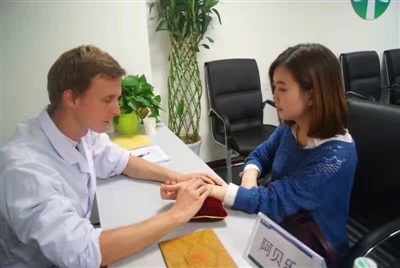 法国来的“洋中医” 用法文翻译中医典籍(图1) 法国来的“洋中医” 用法文翻译中医典籍(图1)