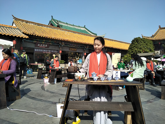 选手茶席.jpg 無茶——首届云南普洱茶冲泡技法大赛总决赛春城落下帷幕(图4)