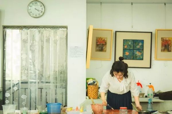 传情入色：成都闹市神秘高知，一直坚持用宝石画画(图9)