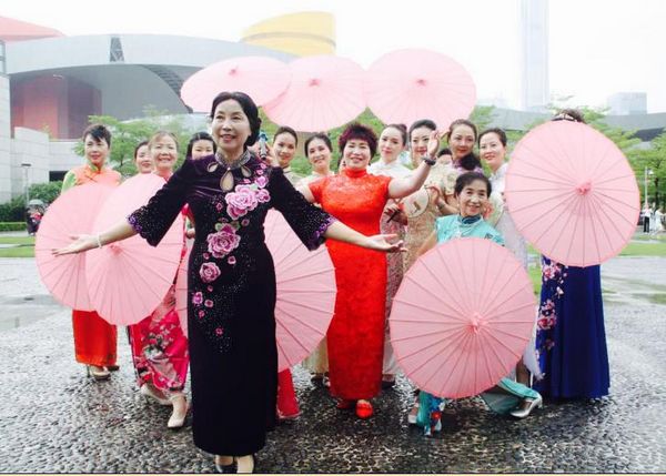 侨媛助阵文博会 雨中旗袍快闪(图1) 侨媛助阵文博会 雨中旗袍快闪(图1)