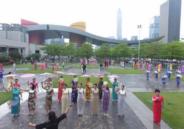 侨媛助阵文博会 雨中旗袍快闪(图2) 侨媛助阵文博会 雨中旗袍快闪(图2)