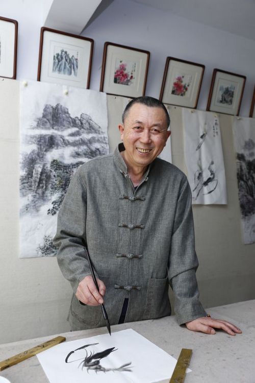 候喜林先生正在创作水墨游虾图