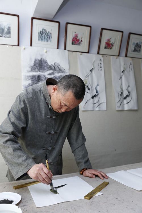 候喜林先生专心创作水墨游虾图