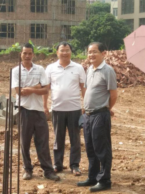 广西北流市教育局局长朱洪强深入农村学校助推环城小学打造“三美教育”新亮点(图1) 广西北流市教育局局长朱洪强深入农村学校助推环城小学打造“三美教育”新亮点(图1)