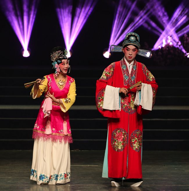 花开桃李梅——十地方戏曲剧种《桃李梅》同城汇演”正式启幕(图5) 花开桃李梅——十地方戏曲剧种《桃李梅》同城汇演”正式启幕(图5)