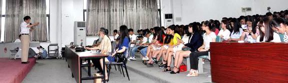 国学进高校 国智智库学者陈红涛银杏学院开讲“易经与旅游”(图1) 国学进高校 国智智库学者陈红涛银杏学院开讲“易经与旅游”(图1)