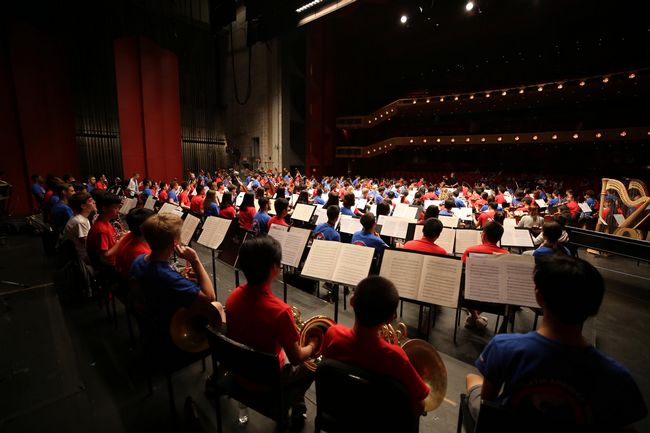 中华青少年交响乐团与美国国家青少年交响乐团首次开展文化交流 并肩演奏《我和你》(图3) 中华青少年交响乐团与美国国家青少年交响乐团首次开展文化交流 并肩演奏《我和你》(图3)