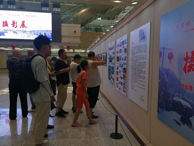 《乡愁吉林——长白山脚下的传统村落》大型摄影展在长春启幕(图2) 《乡愁吉林——长白山脚下的传统村落》大型摄影展在长春启幕(图2)