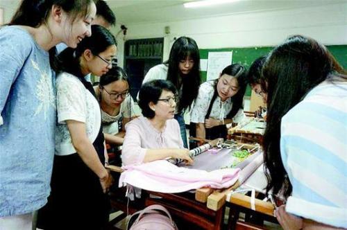 汉绣传承人高校开设公选课 学子放弃暑假学绣技(图1) 汉绣传承人高校开设公选课 学子放弃暑假学绣技(图1)