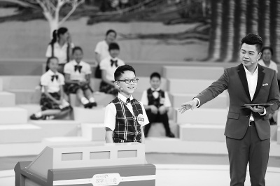 文化节目《汉字风云会》热播 荧屏语文课掀起暑期听写风(图1) 文化节目《汉字风云会》热播 荧屏语文课掀起暑期听写风(图1)