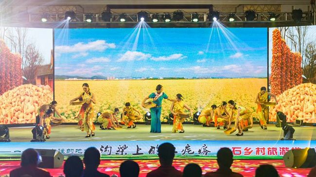 山西离石: 美了乡村富了乡亲——“沟梁上的土疙瘩” 离石乡村旅游推介活动在太原举办(图3) 山西离石: 美了乡村富了乡亲——“沟梁上的土疙瘩” 离石乡村旅游推介活动在太原举办(图3)