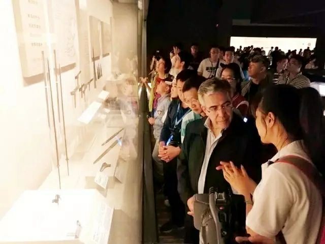 “一带一路”促合作:多国外交官走进西安碑林(图3) “一带一路”促合作:多国外交官走进西安碑林(图3)