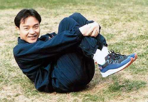 张国荣诞辰61周年 在歌曲与电影中与他再续"前缘"(图2) 张国荣诞辰61周年 在歌曲与电影中与他再续"前缘"(图2)