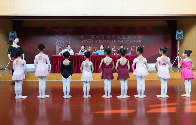 第三届中国国际芭蕾演出季哑剧演员、芭蕾小天使选拔在天桥剧场举行(图2) 第三届中国国际芭蕾演出季哑剧演员、芭蕾小天使选拔在天桥剧场举行(图2)