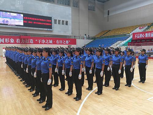 成都双流城管“接轨”全国 综合执法人员率先在全省统一换新装(图2) 成都双流城管“接轨”全国 综合执法人员率先在全省统一换新装(图2)