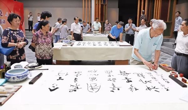 东莞市老领导举行书画雅集“喜迎十九大 真情献给党”(图3) 东莞市老领导举行书画雅集“喜迎十九大 真情献给党”(图3)