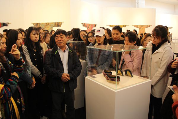 “李雨来藏清代服饰萃珍”展览在北京服装学院开幕(图4)