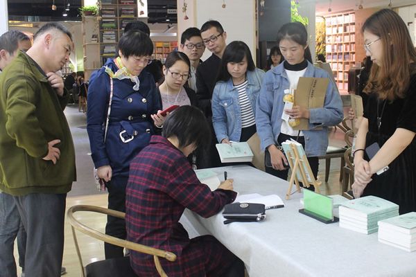 吉建芳散文集《没有谁刀枪不入》分享会及漫画个展郑州举行(图1)