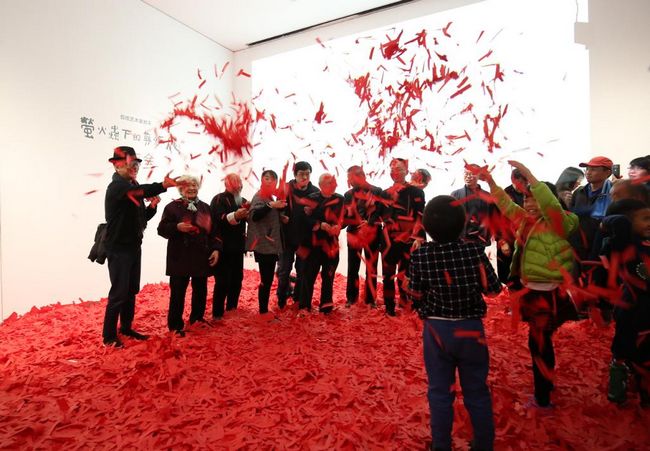 萤火虫下的剪纸展,一个关于亲情与传承的故事(图1) 萤火虫下的剪纸展,一个关于亲情与传承的故事(图1)
