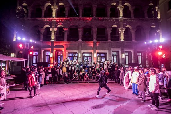 “北京坊·巴黎嘻哈文化潮流节多彩之旅”现场创作完成(图2) “北京坊·巴黎嘻哈文化潮流节多彩之旅”现场创作完成(图2)