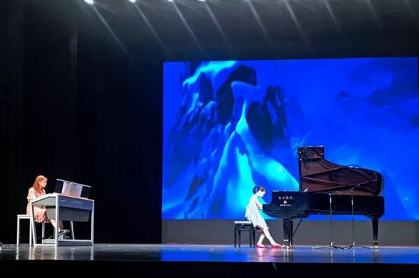 艺起嗨|“乐以载道”三十年钢琴音乐会成功举行 著名钢琴演奏家刘诗昆等倾情演绎(图2) 艺起嗨|“乐以载道”三十年钢琴音乐会成功举行 著名钢琴演奏家刘诗昆等倾情演绎(图2)