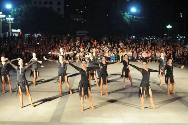 艺起秀 ︱全民尚艺,欢乐共舞——厚街镇国标舞“送欢乐下基层”走进白濠社区受欢迎 (图2) 艺起秀 ︱全民尚艺,欢乐共舞——厚街镇国标舞“送欢乐下基层”走进白濠社区受欢迎 (图2)