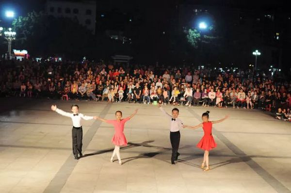 艺起秀 ︱全民尚艺,欢乐共舞——厚街镇国标舞“送欢乐下基层”走进白濠社区受欢迎 (图3) 艺起秀 ︱全民尚艺,欢乐共舞——厚街镇国标舞“送欢乐下基层”走进白濠社区受欢迎 (图3)