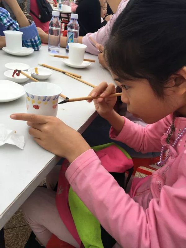 艺起造|“东莞好”画瓷创作活动在万江曦龙广场热闹举行(图3) 艺起造|“东莞好”画瓷创作活动在万江曦龙广场热闹举行(图3)