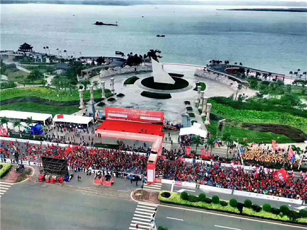 全海景的中国—东盟国际马拉松在防城港开跑(图2)