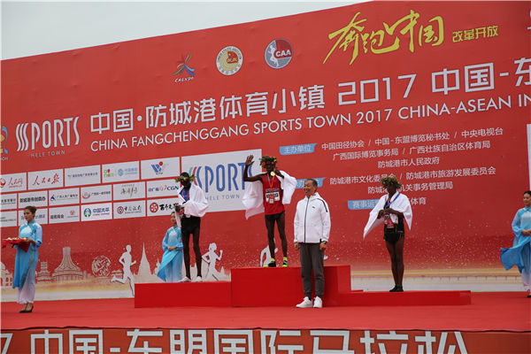 全海景的中国—东盟国际马拉松在防城港开跑(图5)