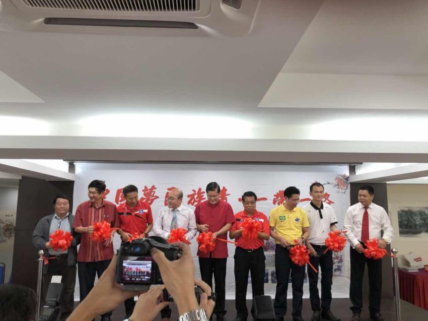 中华易经大师受马来西亚邀请举办画展、世界长寿乡广西东兰山水画亮相国际舞台(图2) 中华易经大师受马来西亚邀请举办画展、世界长寿乡广西东兰山水画亮相国际舞台(图2)