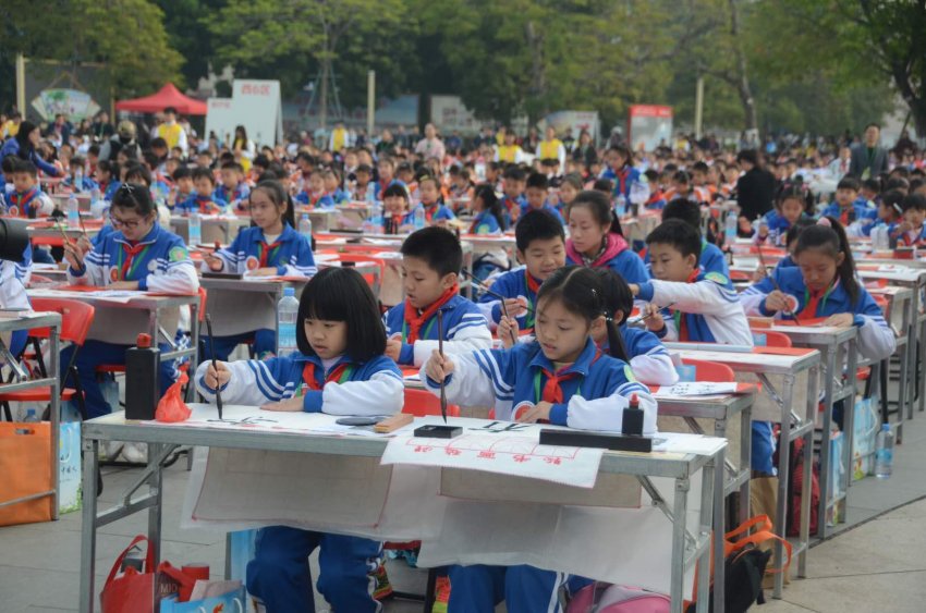 中央电视台春联征集万人书写大会肇庆举行(图2) 中央电视台春联征集万人书写大会肇庆举行(图2)