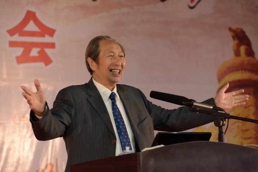 著名词作家蒋开儒先生回桂林高尚路西村演讲(图1) 著名词作家蒋开儒先生回桂林高尚路西村演讲(图1)