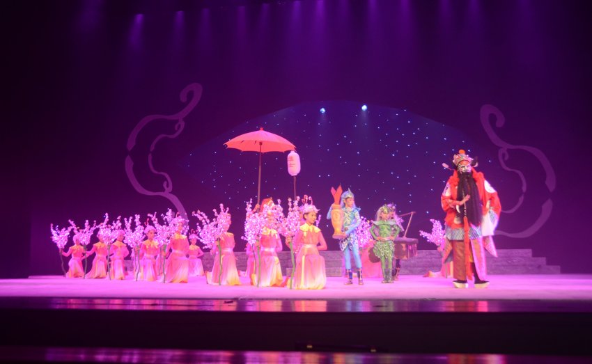 少儿粤语舞台剧《钟馗捉鬼》广州成功首演(图1) 少儿粤语舞台剧《钟馗捉鬼》广州成功首演(图1)