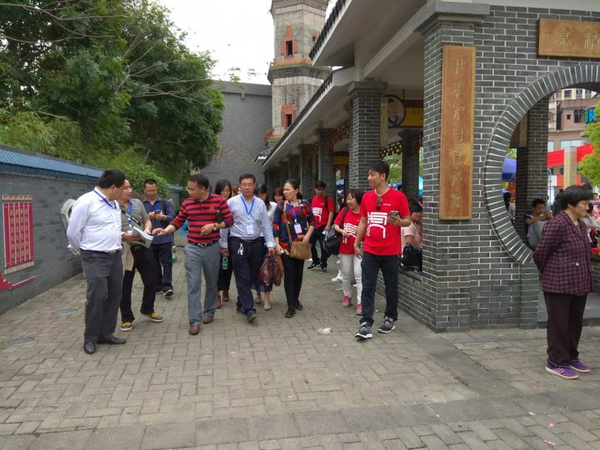 作家学者采风团走进东坑体验“三古”文化魅力(图5) 作家学者采风团走进东坑体验“三古”文化魅力(图5)