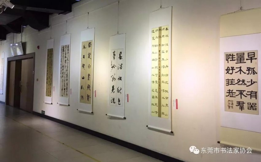 东莞市首届女书法家提名展在塘厦展示馆举行(图4) 东莞市首届女书法家提名展在塘厦展示馆举行(图4)