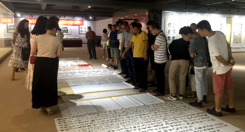 东莞举行百名书法家作品邀请展暨备战全国三届篆书展、全省六届南雅奖书展作品点评会(图2) 东莞举行百名书法家作品邀请展暨备战全国三届篆书展、全省六届南雅奖书展作品点评会(图2)