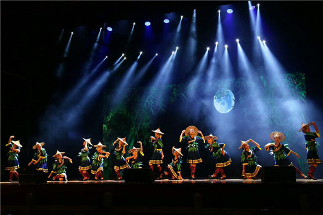 “愉悦龙门·恬美瑶乡—龙门县民俗风情歌舞晚会”在广州举行(图2) “愉悦龙门·恬美瑶乡—龙门县民俗风情歌舞晚会”在广州举行(图2)