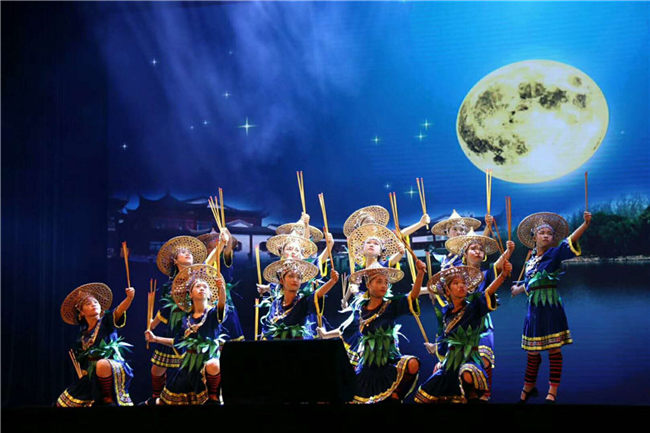 “愉悦龙门·恬美瑶乡—龙门县民俗风情歌舞晚会”在广州举行(图3) “愉悦龙门·恬美瑶乡—龙门县民俗风情歌舞晚会”在广州举行(图3)