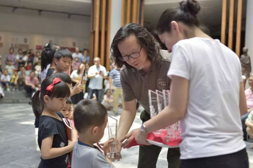 “放飞梦想”——东莞市第四届艺术教育成果大赛美术比赛获奖作品展开幕式及颁奖典礼成功举办(图4) “放飞梦想”——东莞市第四届艺术教育成果大赛美术比赛获奖作品展开幕式及颁奖典礼成功举办(图4)