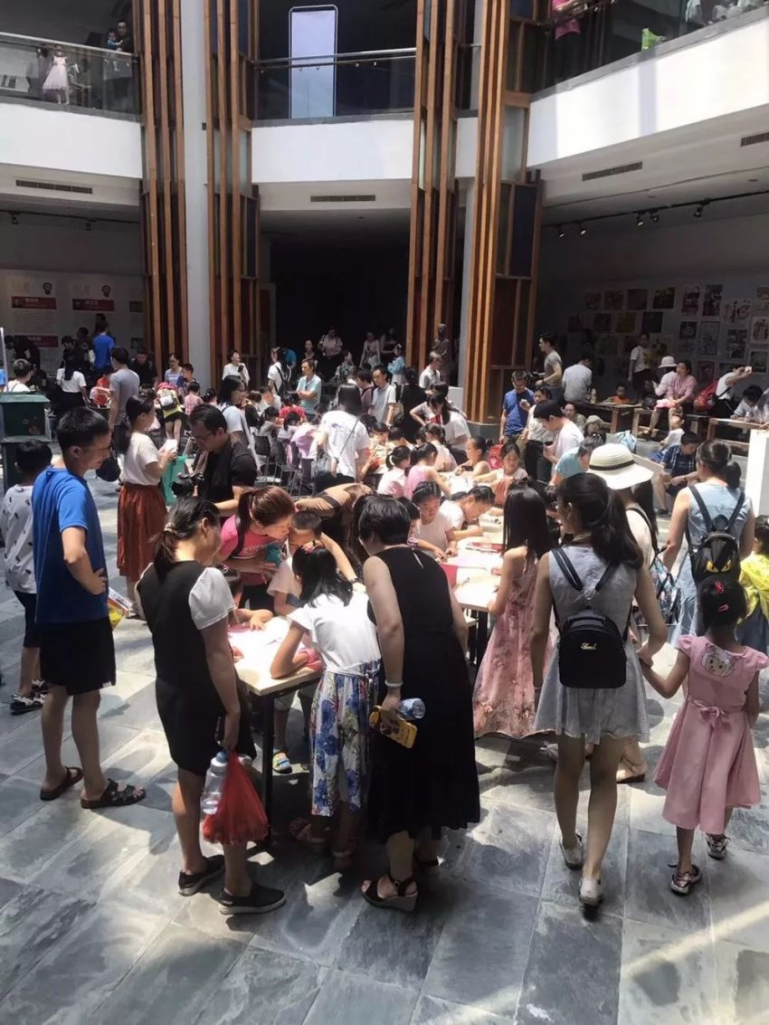 “放飞梦想”——东莞市第四届艺术教育成果大赛美术比赛获奖作品展开幕式及颁奖典礼成功举办(图5) “放飞梦想”——东莞市第四届艺术教育成果大赛美术比赛获奖作品展开幕式及颁奖典礼成功举办(图5)