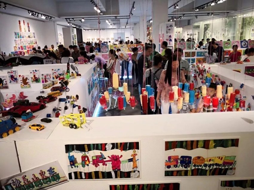 “放飞梦想”——东莞市第四届艺术教育成果大赛美术比赛获奖作品展开幕式及颁奖典礼成功举办(图7) “放飞梦想”——东莞市第四届艺术教育成果大赛美术比赛获奖作品展开幕式及颁奖典礼成功举办(图7)